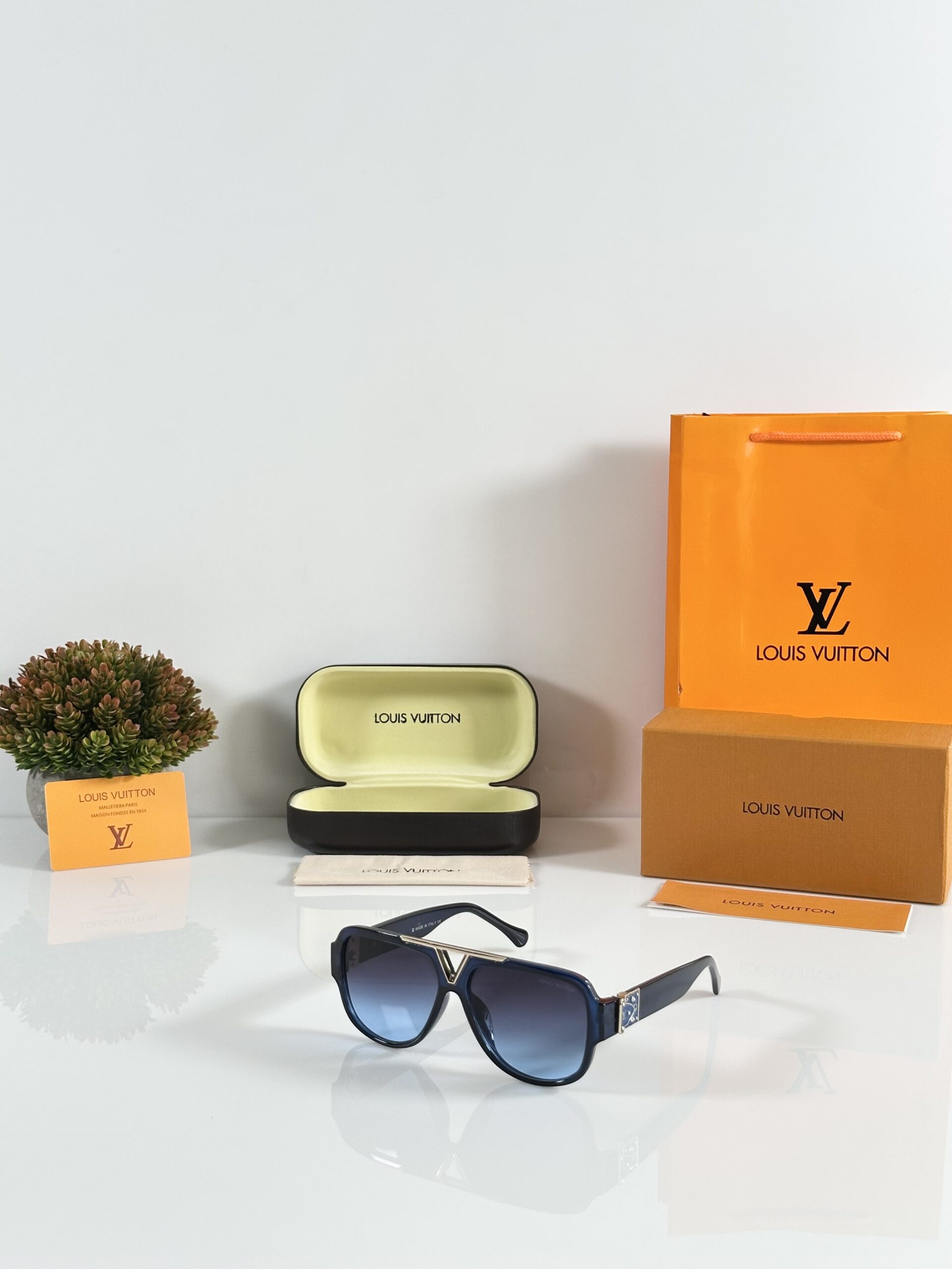 Louis_Vuitton_105_Blue