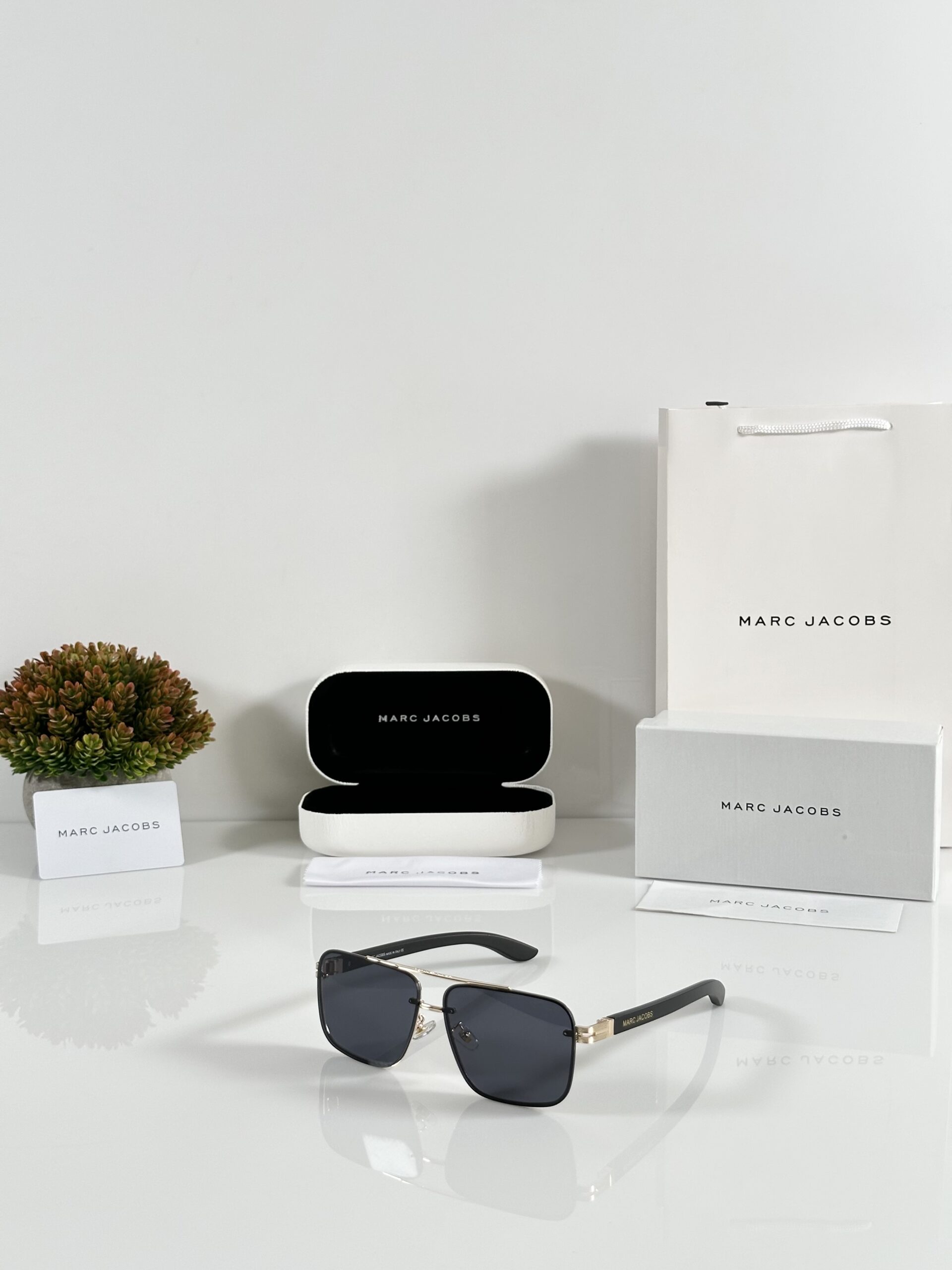 Marc Jacobs 387 Gold Black