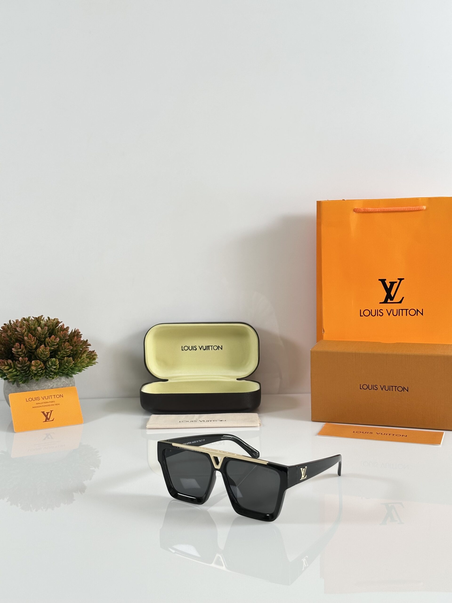 Louis_Vuitton_1502_Gold_Black
