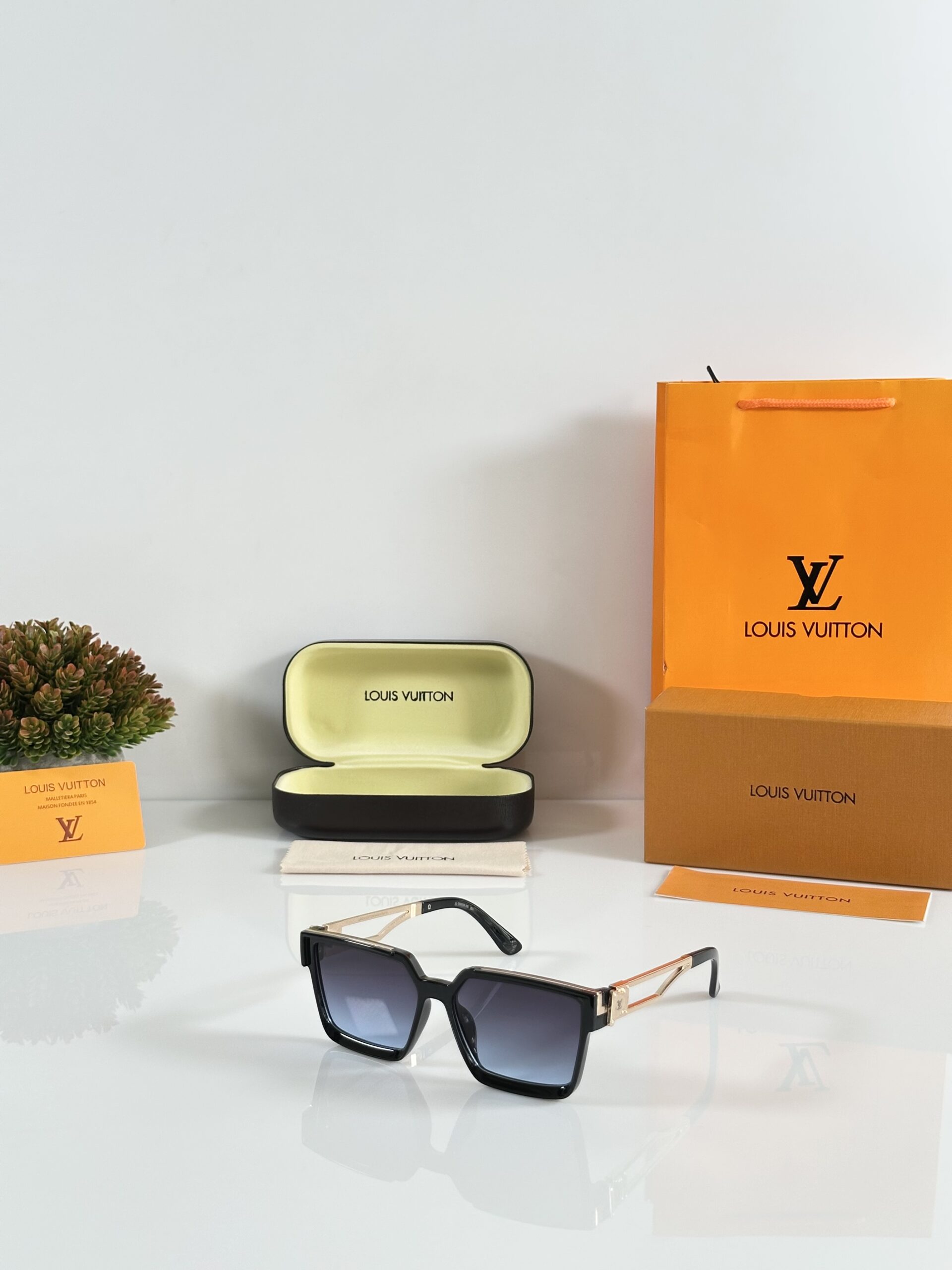 Louis_Vuitton_139_Gold_Black_Blue