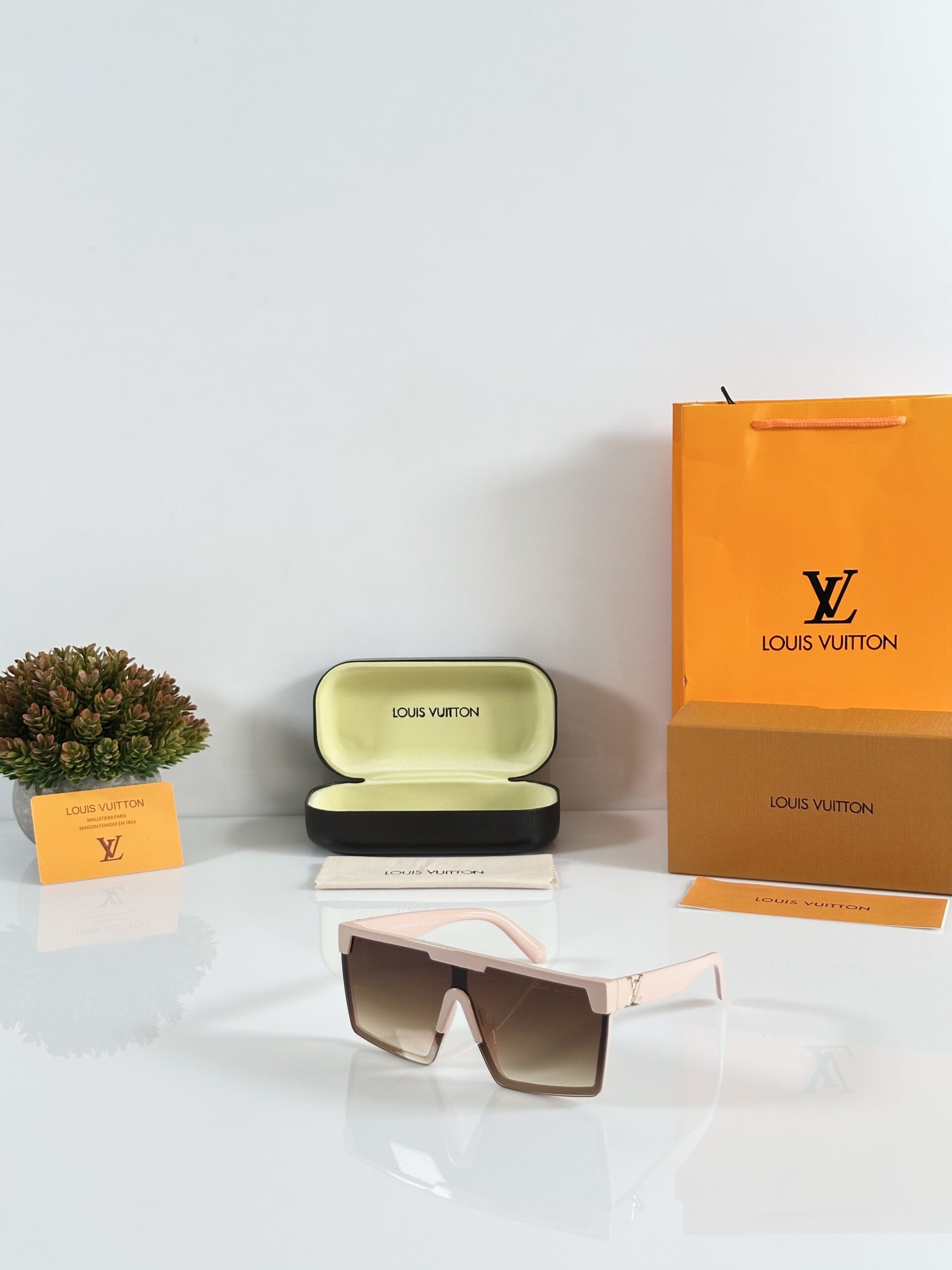 Louis_Vuitton_1012_Peach_Brown