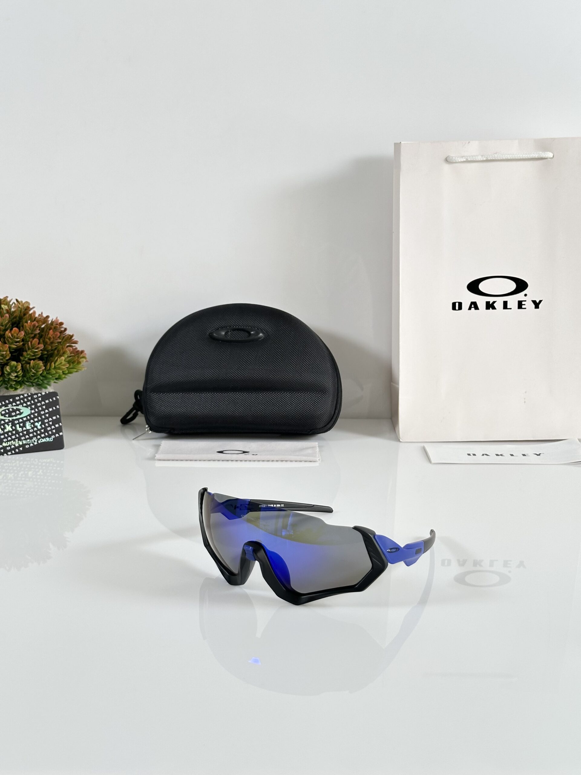 Oakley_4001_Blue_Revo