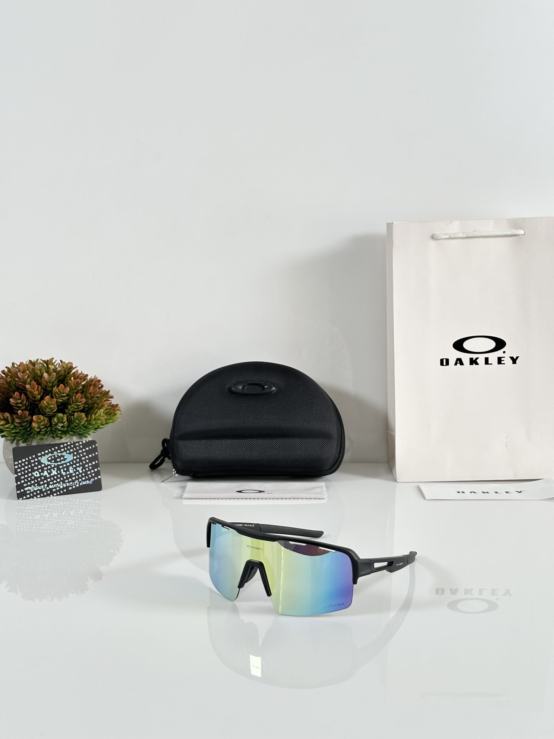 Oakley_8836_Black_Green_Mercury