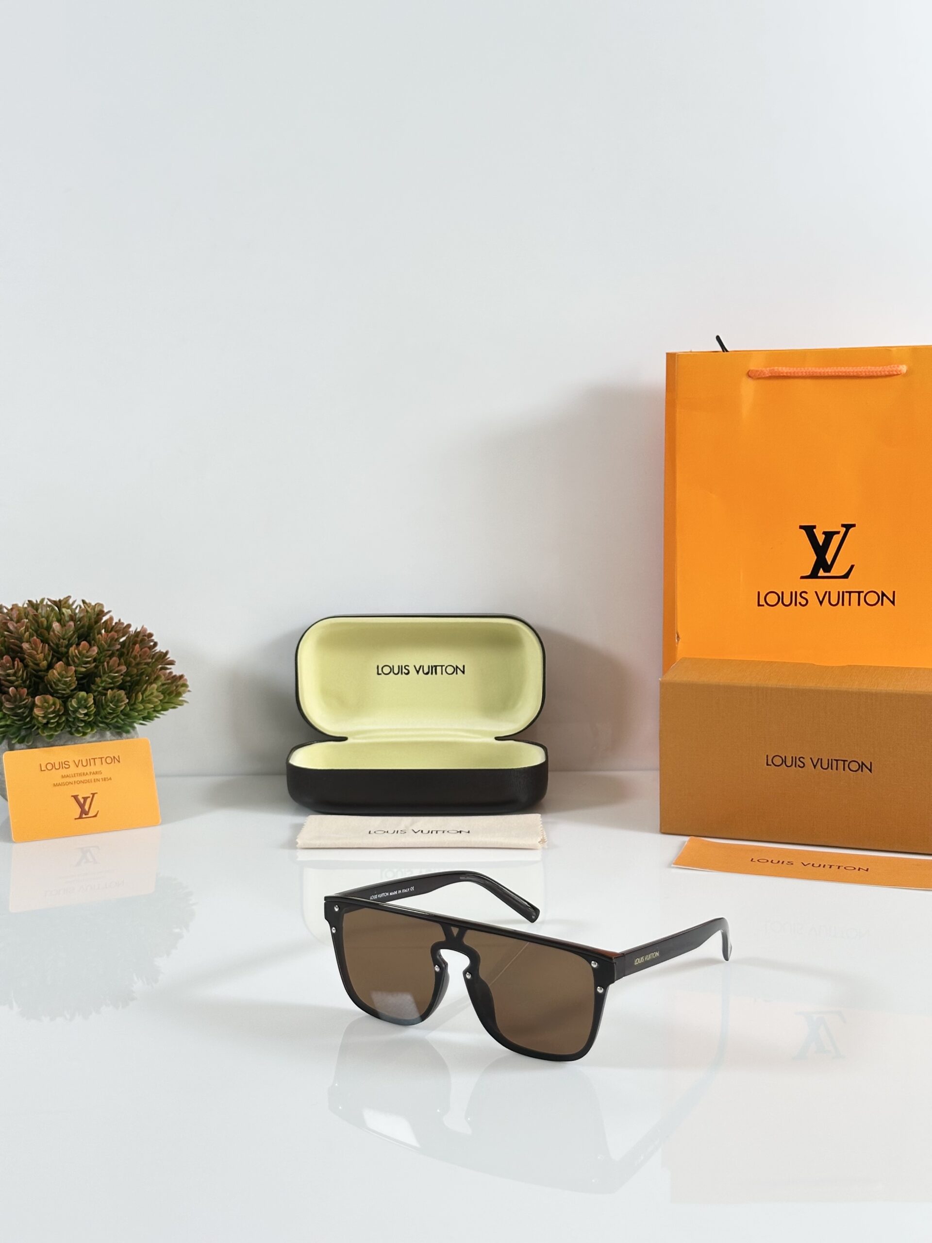 Louis_Vuitton_1822_Brown