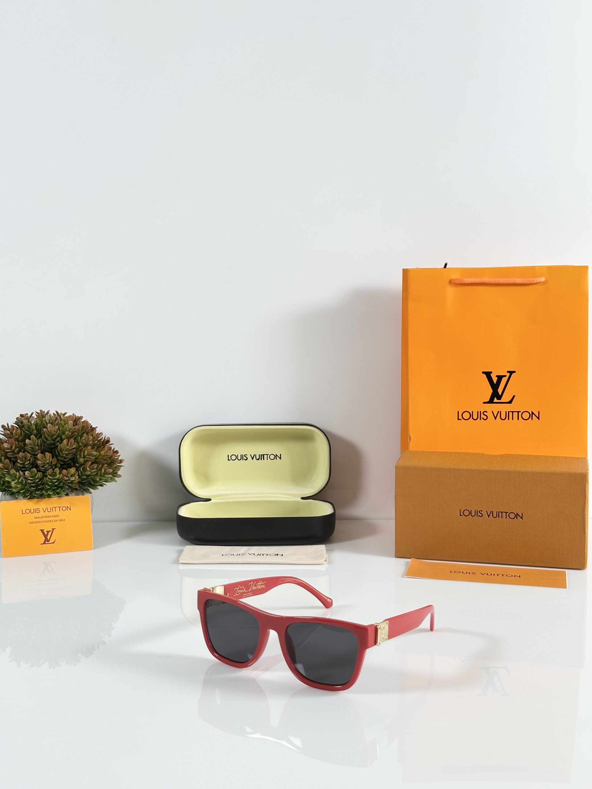 Louis_Vuitton_1186_Red_Black