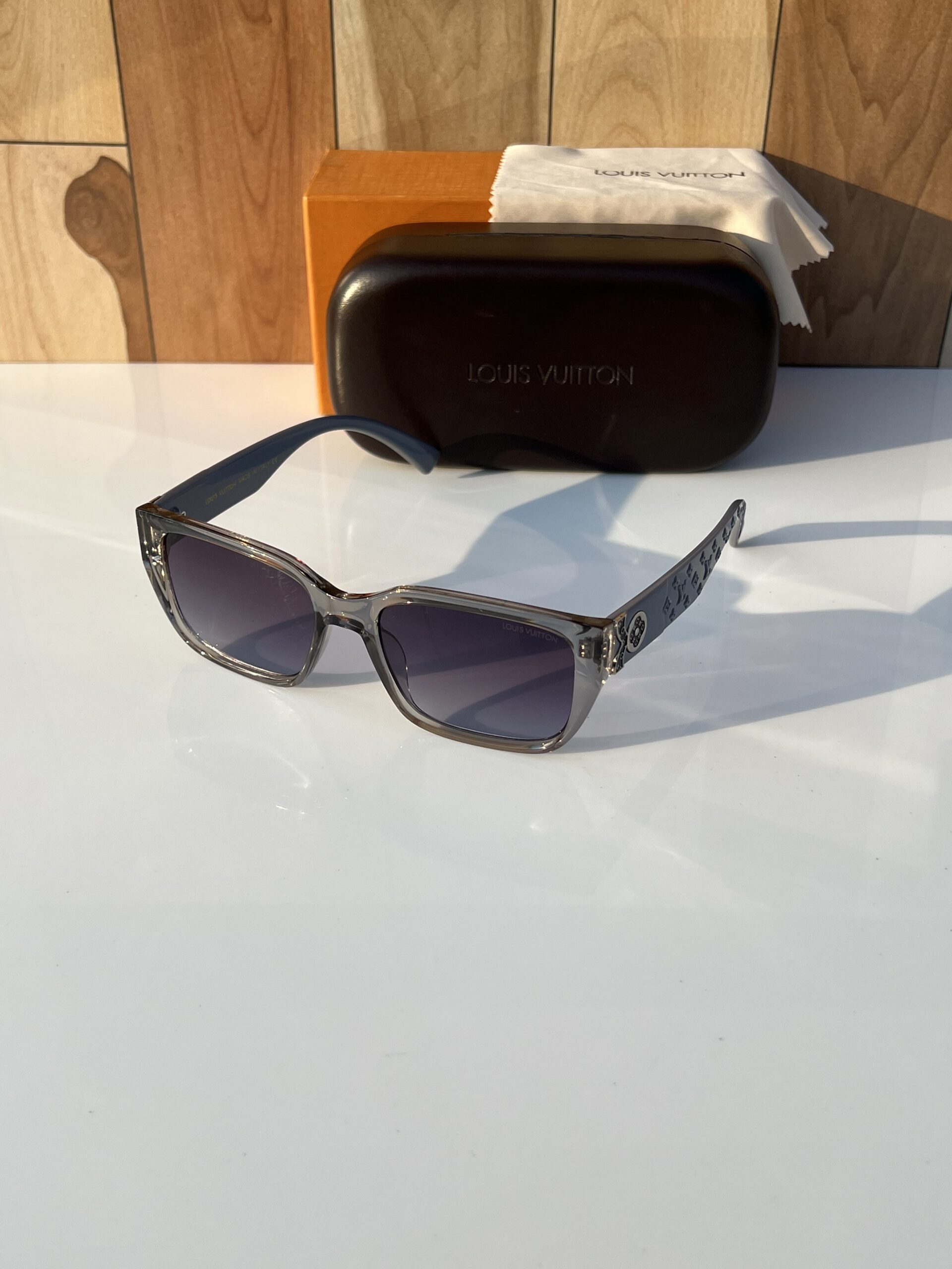 Louis_vuitton_2894_grey