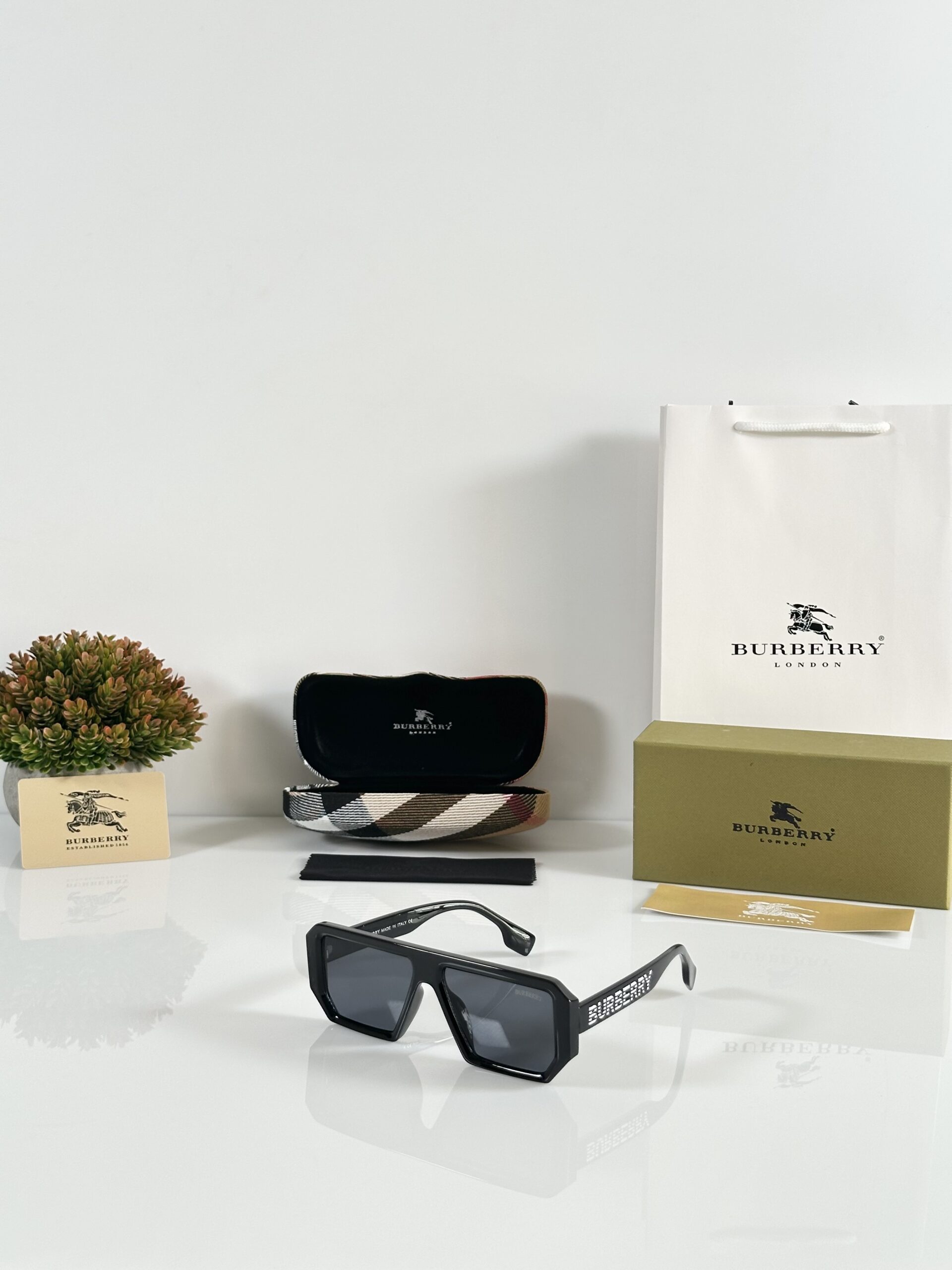 Burberry_4366_Black_White