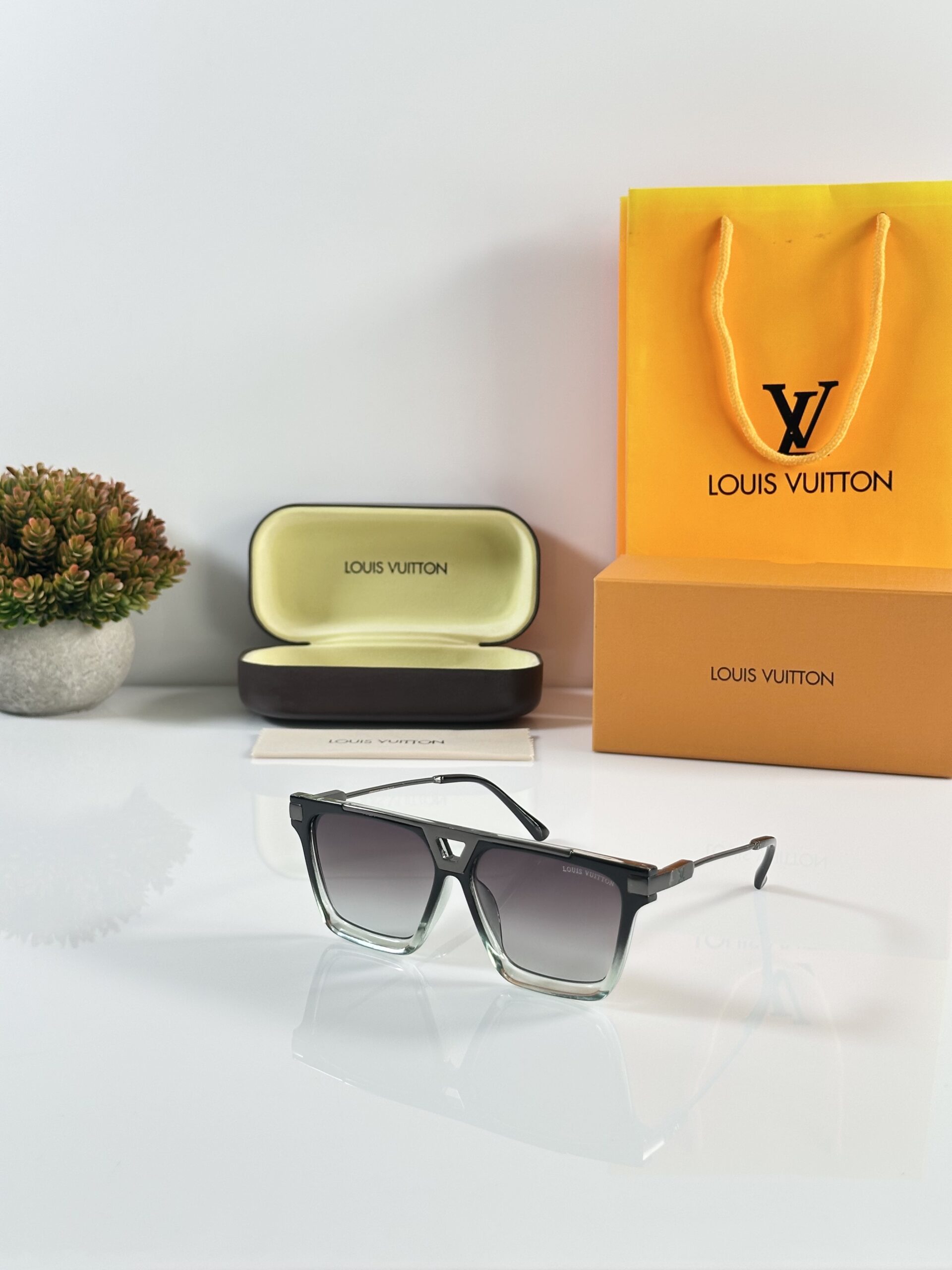 Louis_Vuitton_1230_Gun_Green