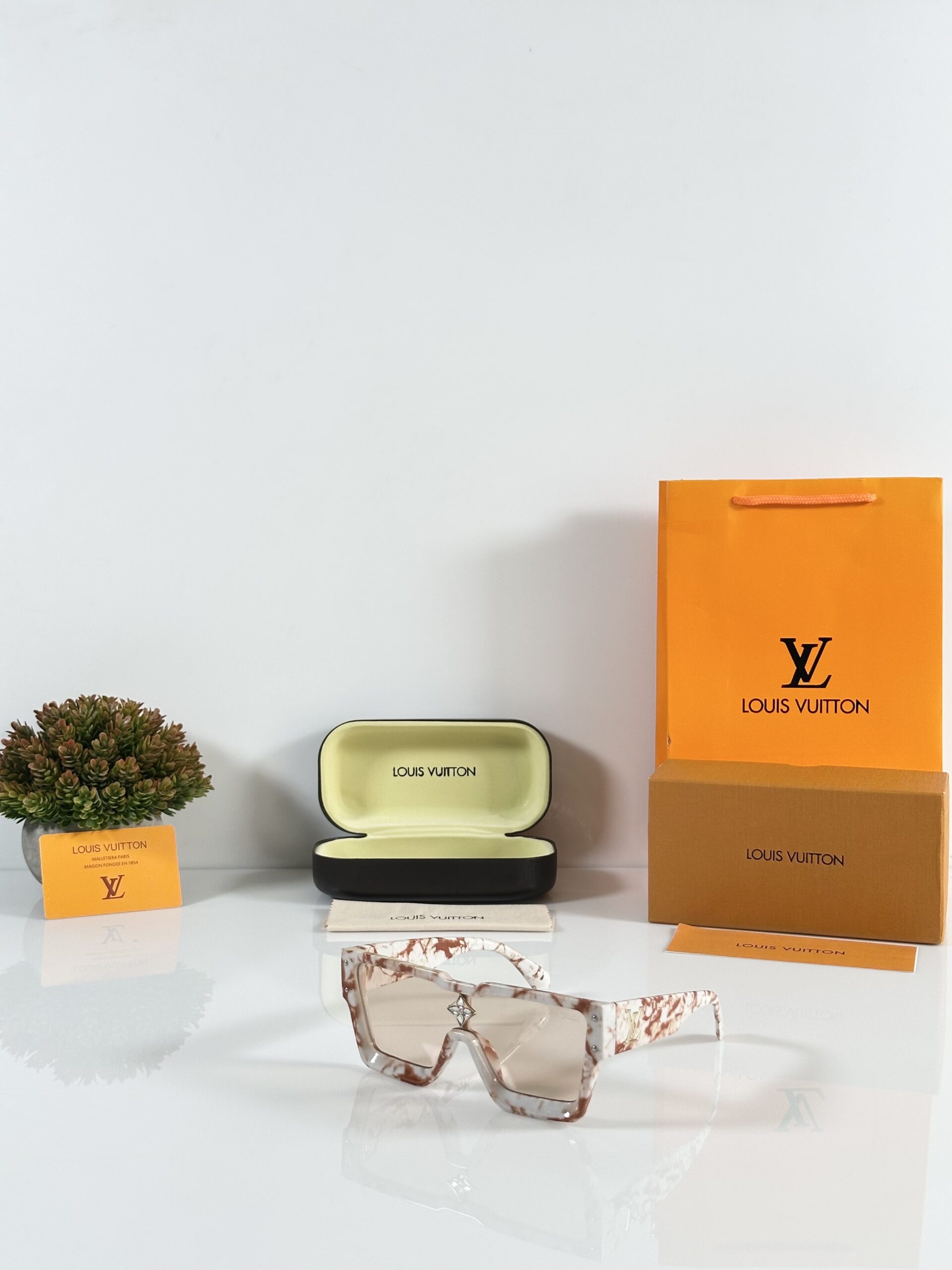 Louis_Vuitton_1047_Marble_Brown_Candy