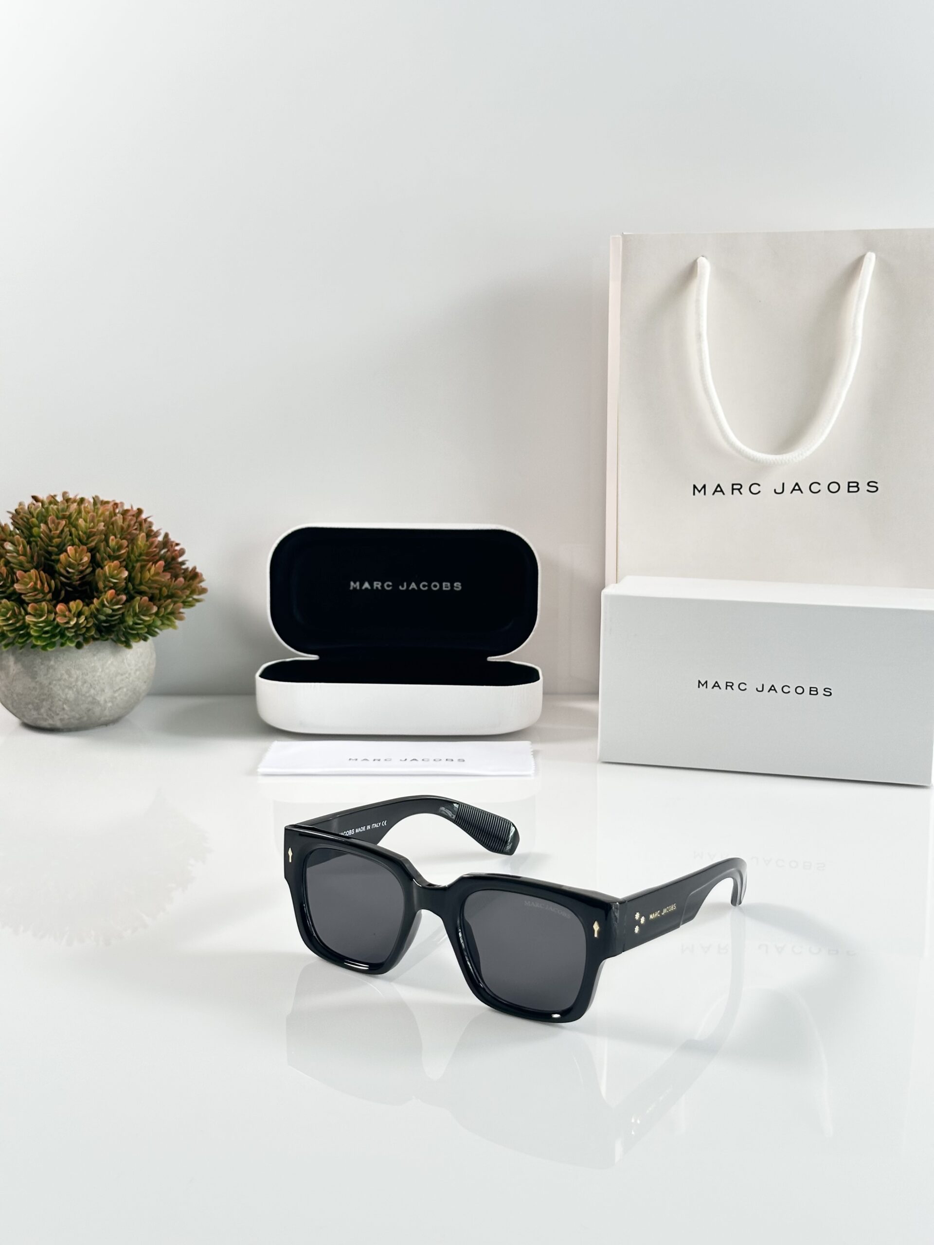 Marc Jacobs 1126 Black