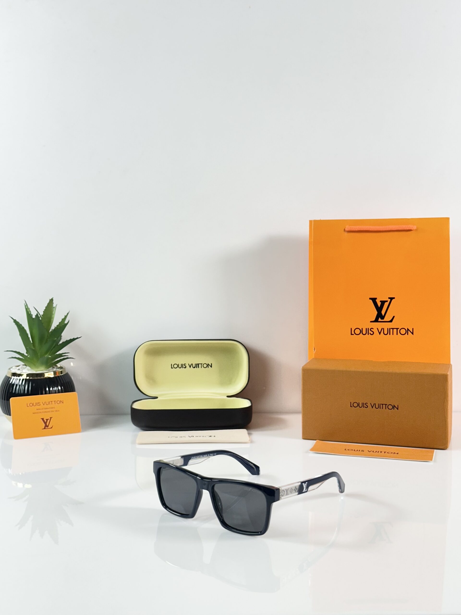 Louis_Vuitton_2191_Blue_Black