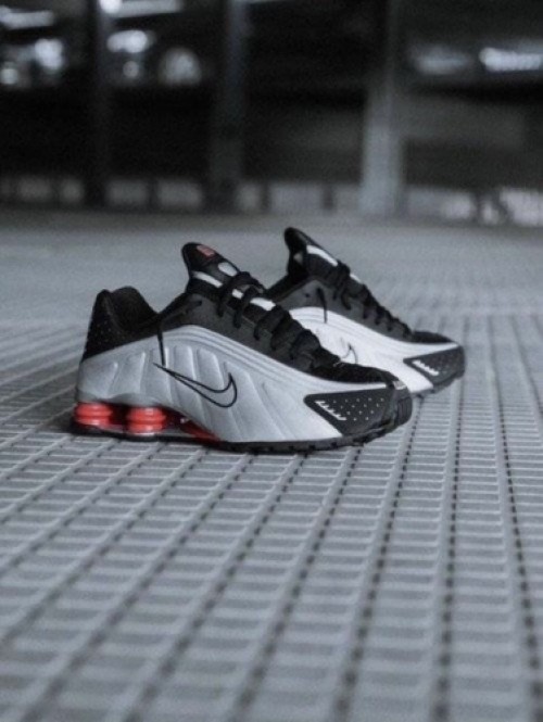 NIK_E SHOX R4 BLACK METALLIC SILVER FIX