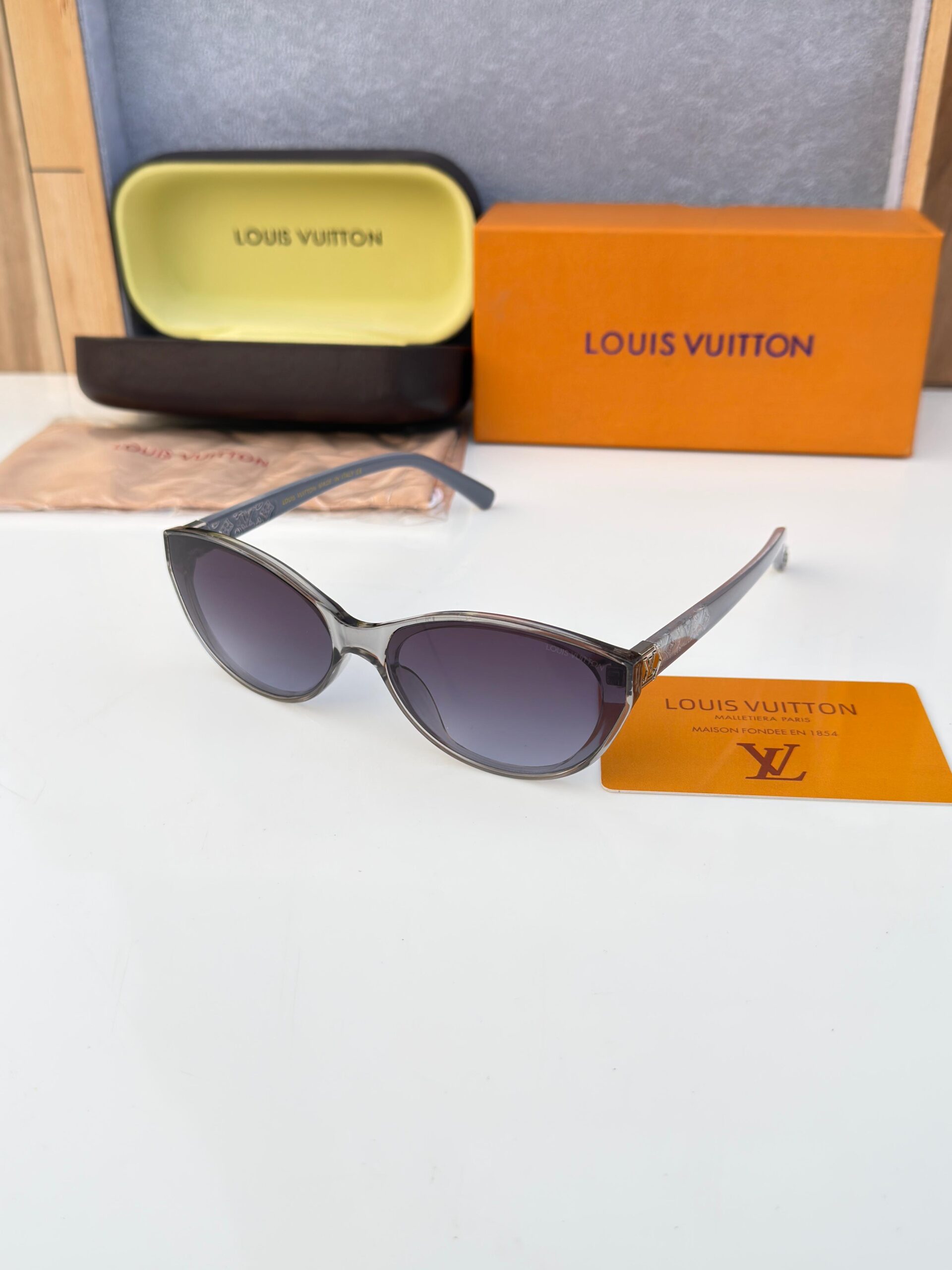 Louis_vuitton_2869_grey
