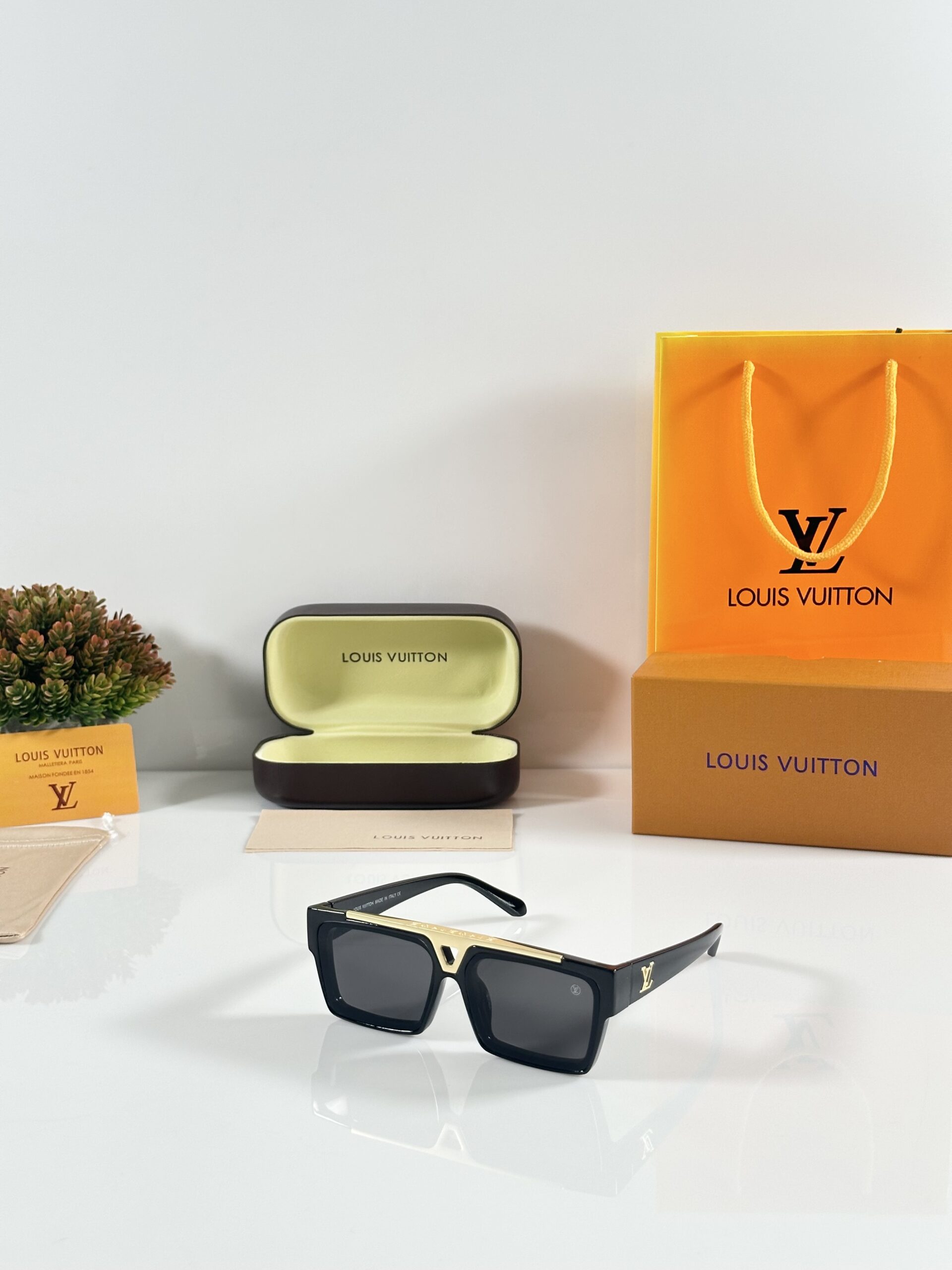 Louis_Vuitton_1984_Gold_Black