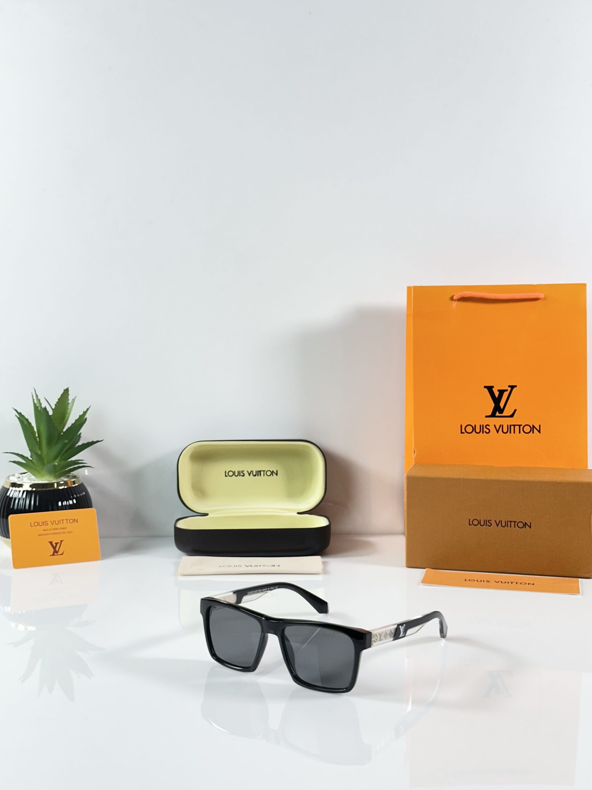 Louis_Vuitton_2191_Shine_Black
