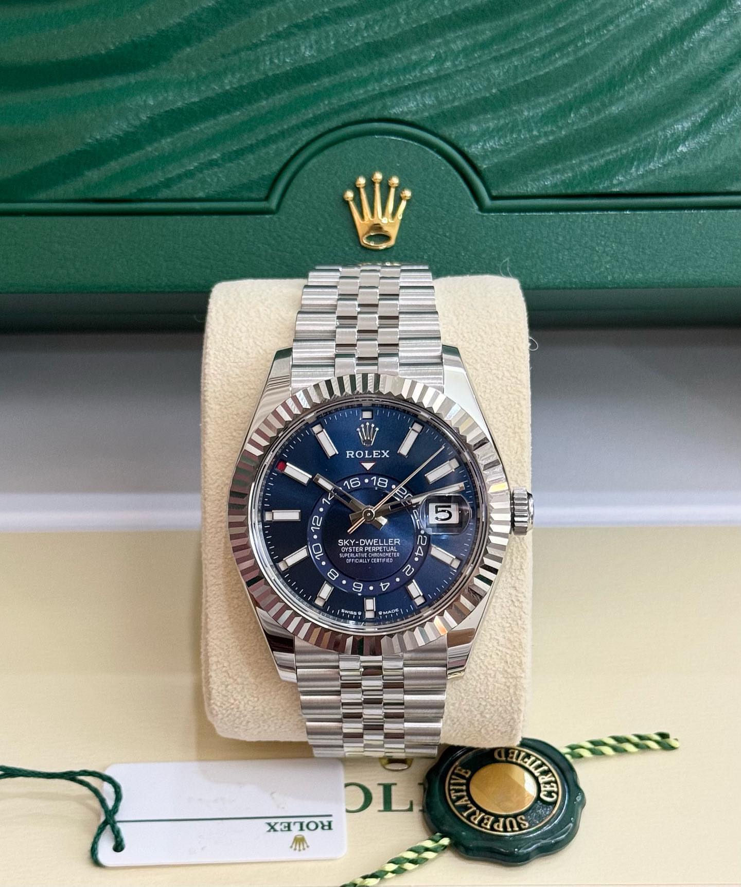 Role_x Oyster Perpetual Sky Dweller Silver-Blue