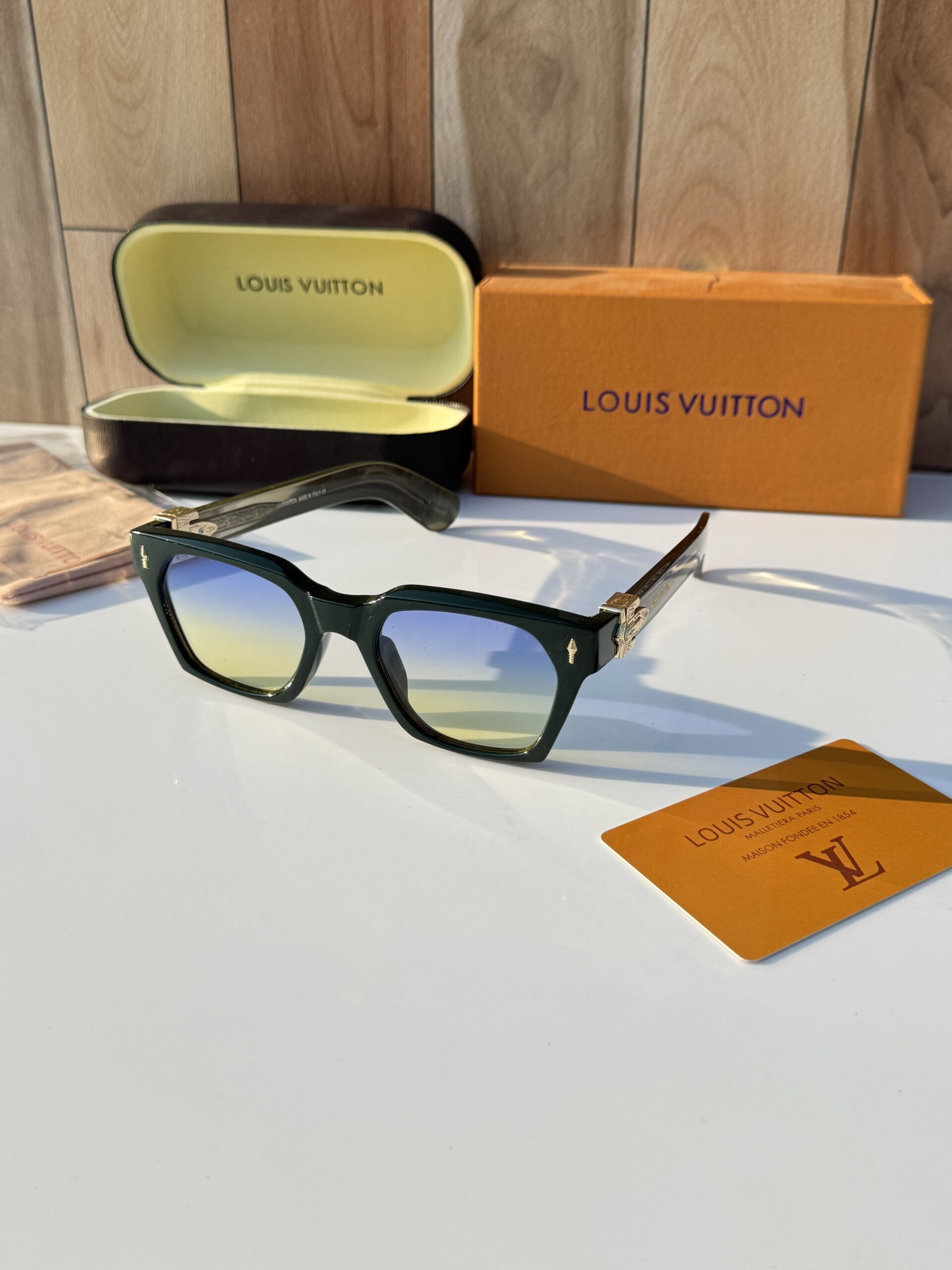 Louis_vuitton_1139_green