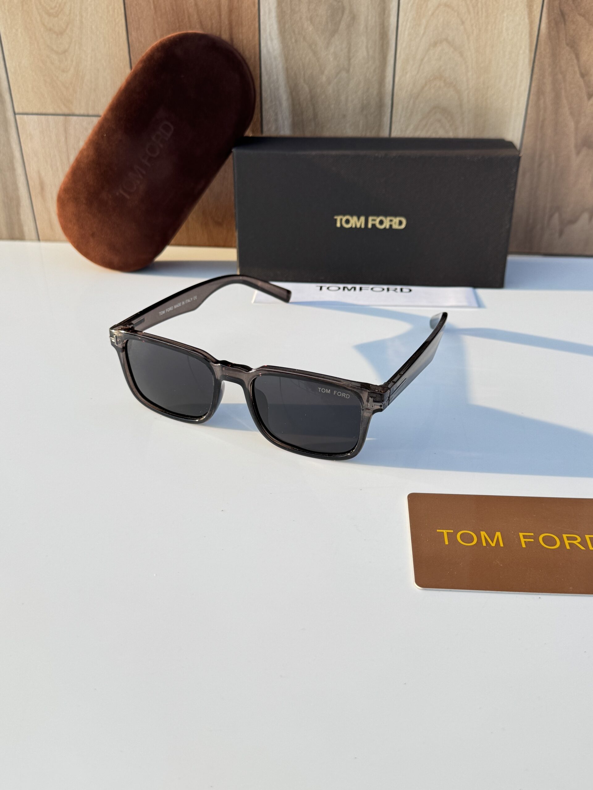Tomford_826_glossy_grey_black