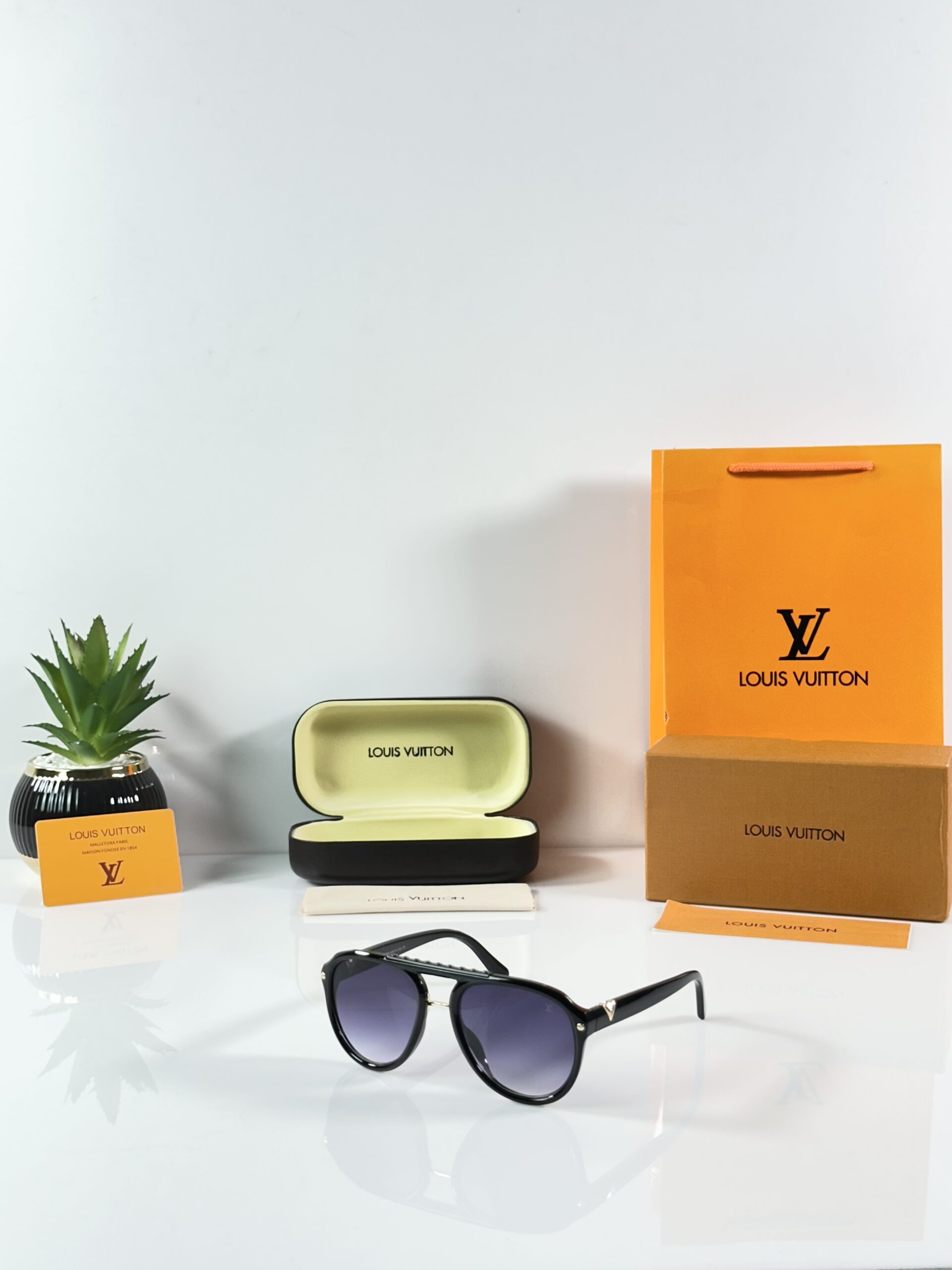Louis_Vuitton_1939_Black_Shaded