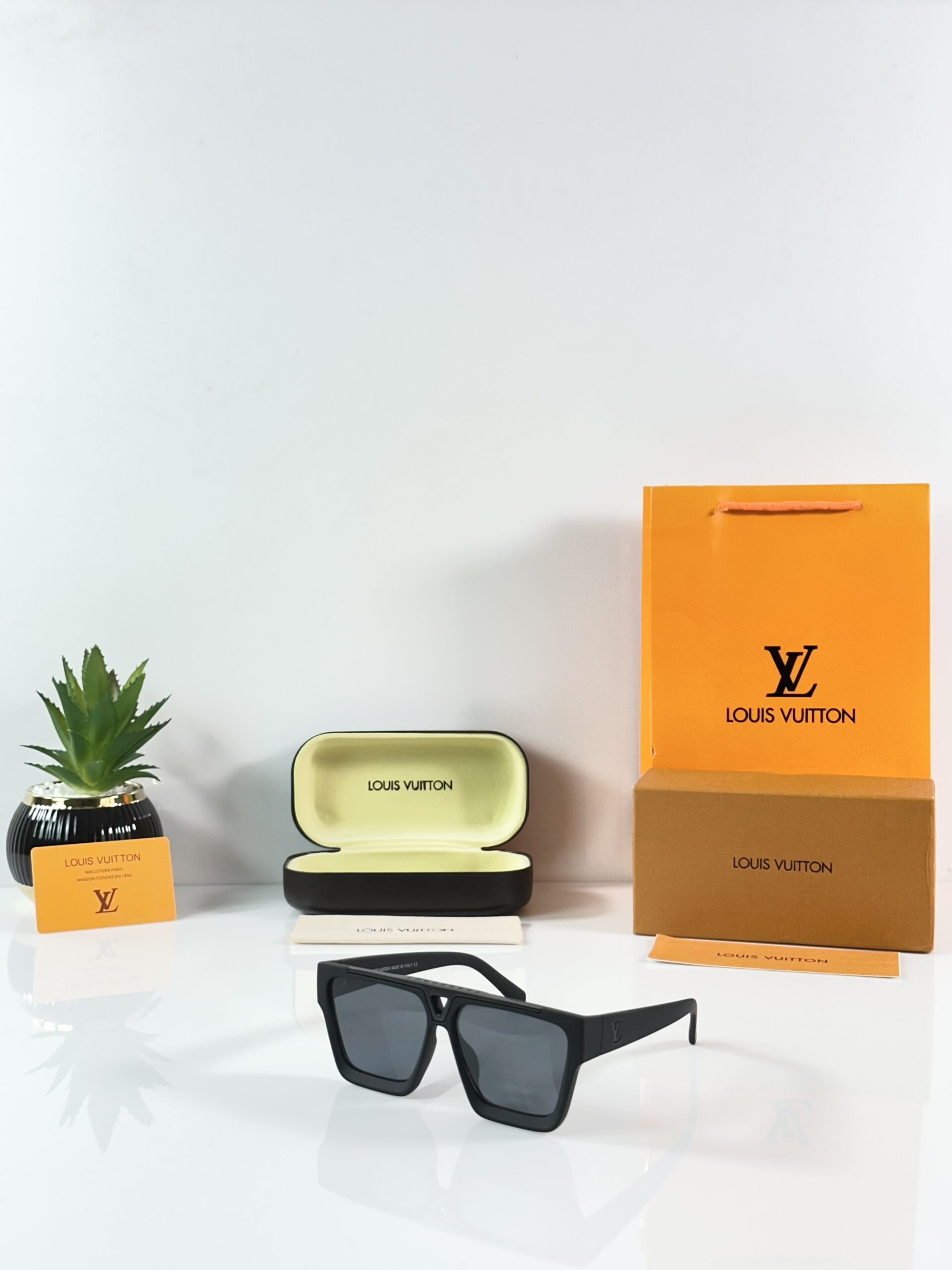 Louis_Vuitton_1502_Mate_Black