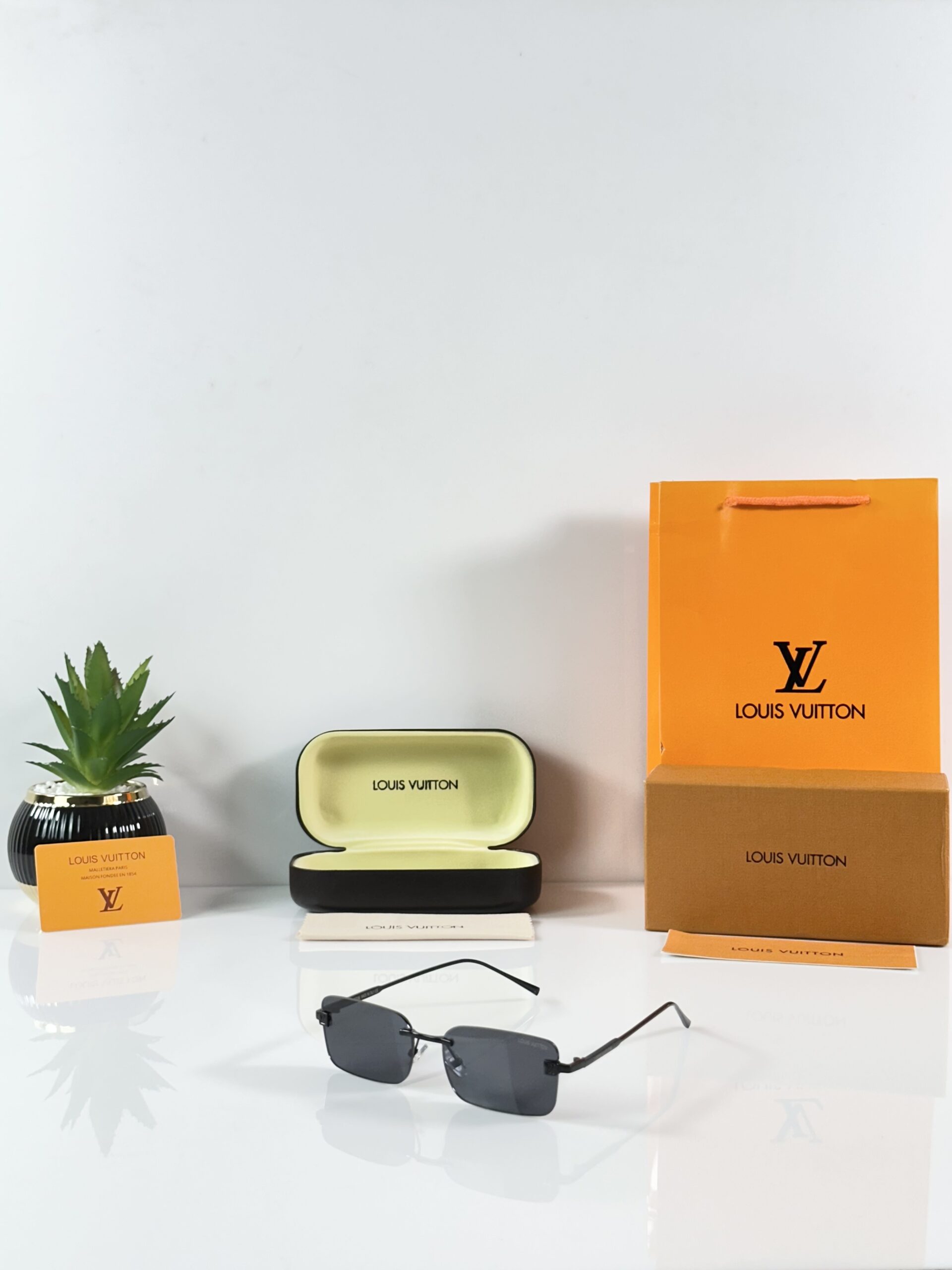 Louis_Vuitton_2131_Black