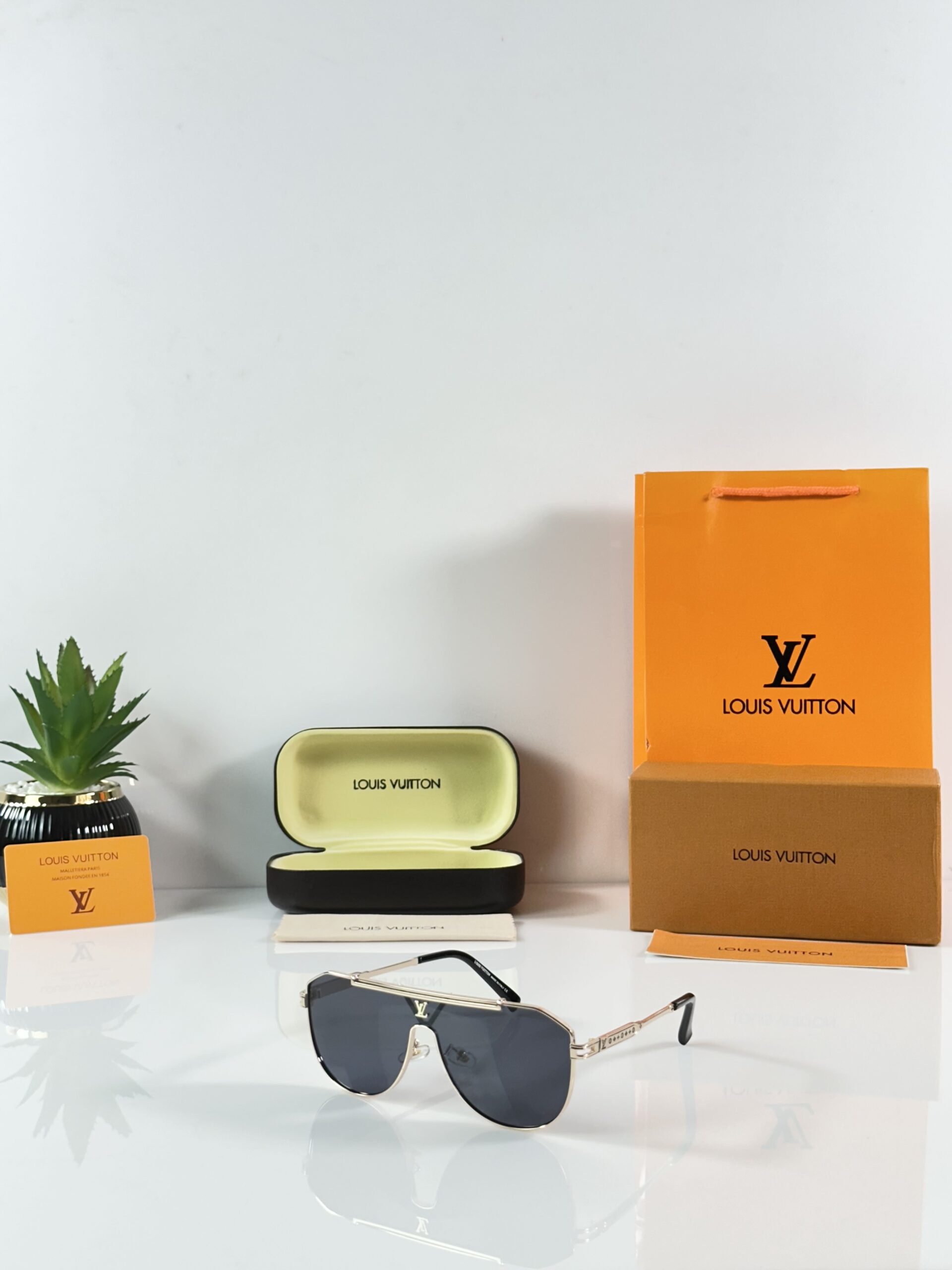 Louis_Vuitton_2295_Gold_Black